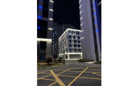 山東鐵信建設(shè)集團(tuán)之臘山河西路4#地塊樓體夜景亮化工程